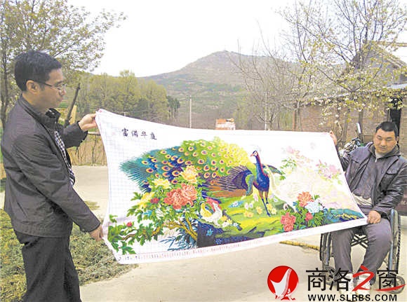 安景峰展示长2.4米的十字绣作品