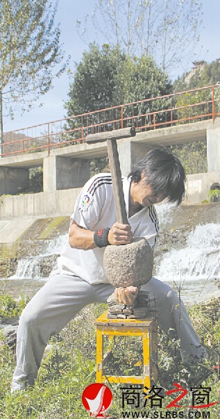 隔山打牛，在巨锤的作用下，隔着丁钊的手掌，6页瓦瞬间成为碎片。