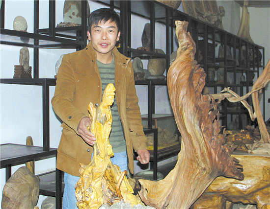 痴迷根雕艺术的80后农民工