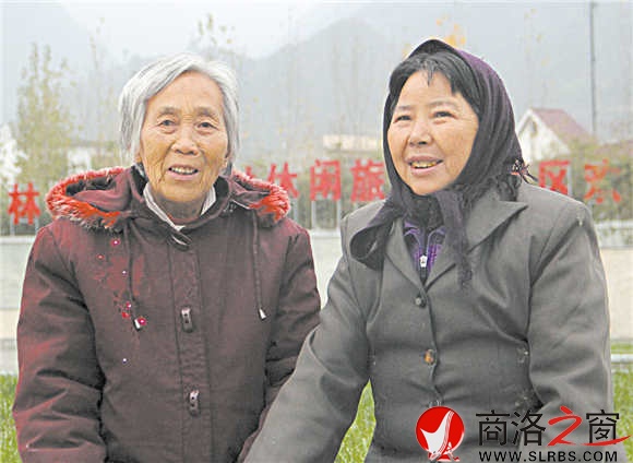 75岁的白双梅老人常常和邻居一起坐在桃花仙子广场边上谈论如今的好光景