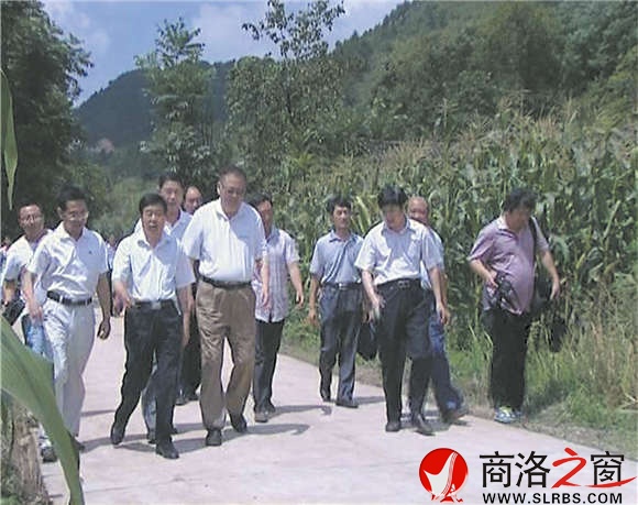 8月10日,红74师师长陈先瑞之子、海南省政协副主席陈辞踏寻红74师旧址。