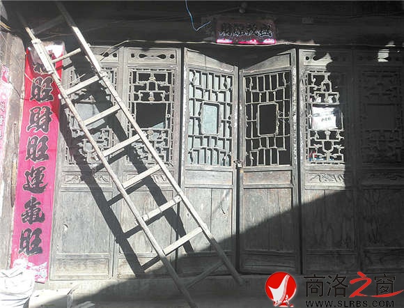 从破败门窗上精美的雕刻中,可见当年的辉煌。