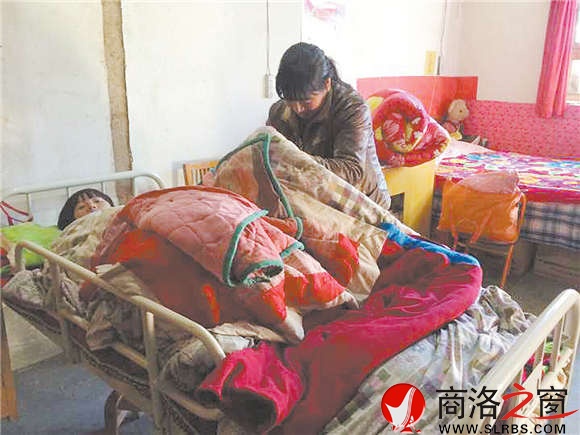 母亲王芳在为女儿换尿布