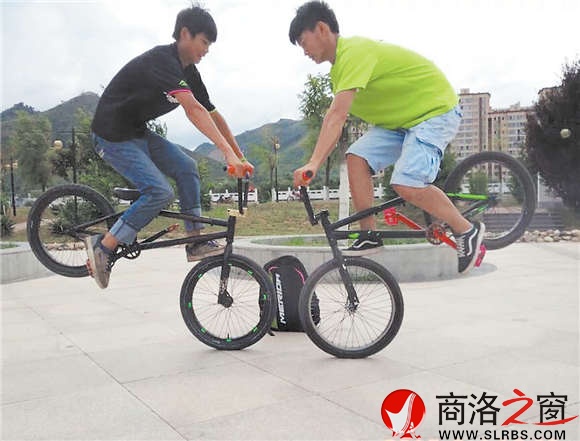 刘星辰与车友交流车技