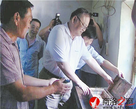 10月6日，在纪念红74师成立80周年活动大会上，少先队员向红军后代献花。