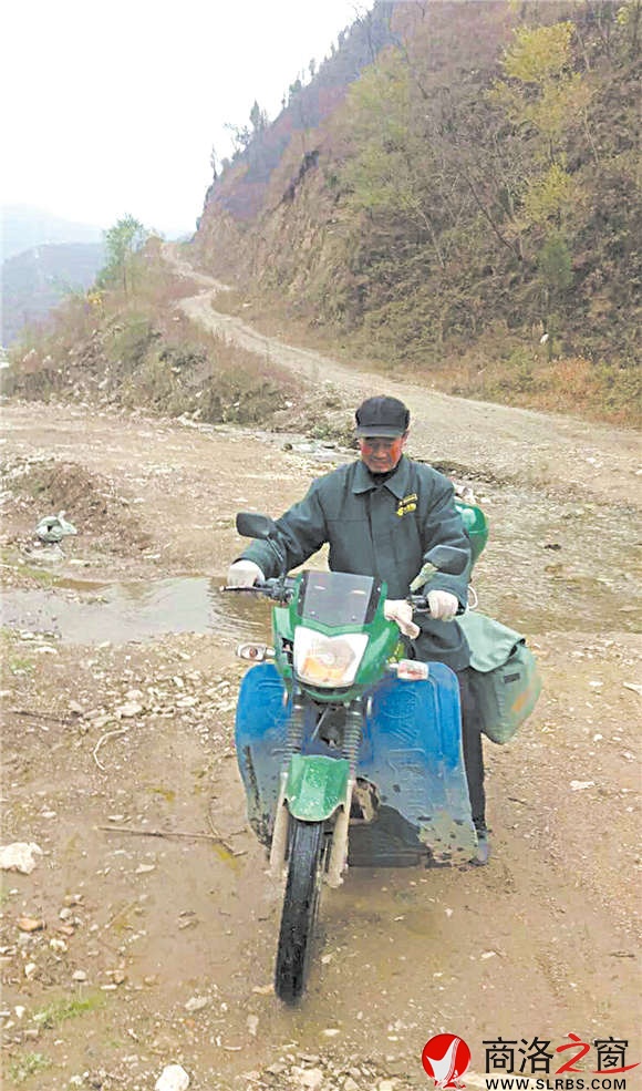 每一天，王社勋都在这样崎岖不平的山路里穿梭，最远的地方距镇上54公里。