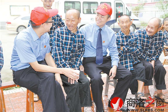 检察院爱心义工到敬老院看望老人