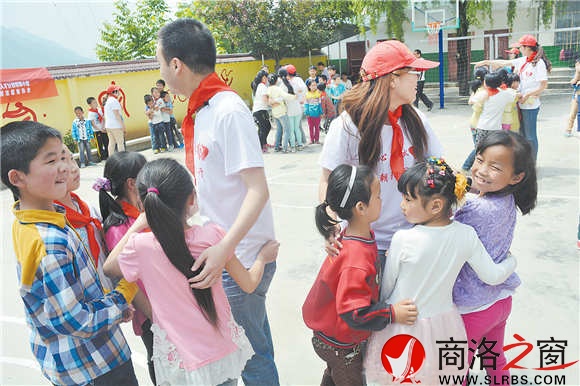 朝阳志愿者和留守孩子一起做游戏