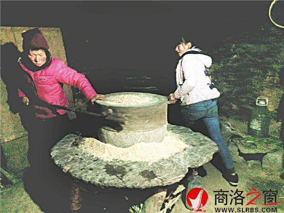 胡小薇与母亲一块推石磨