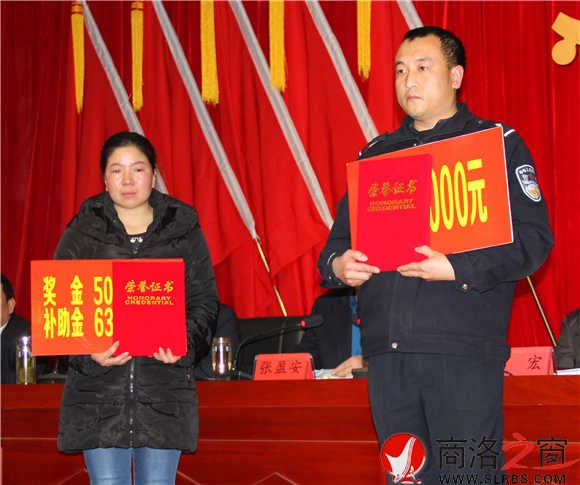 党敬卫的妻子和王煜栋接受表彰