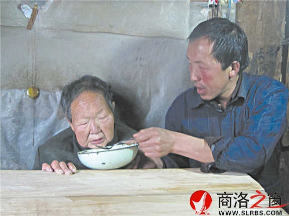 郑小堂给母亲喂饭