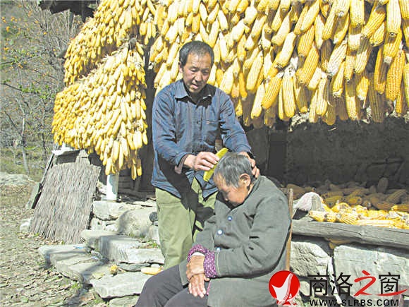 郑小堂为母亲梳头