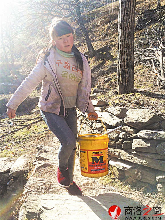 胡小薇下河提水