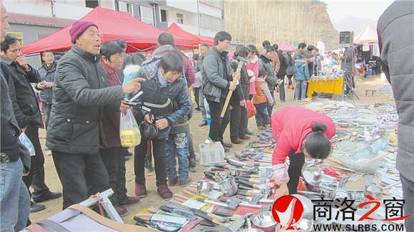 镰刀、铲子等小产品在农村必不可少。