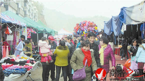 熙熙攘攘的赶会人群