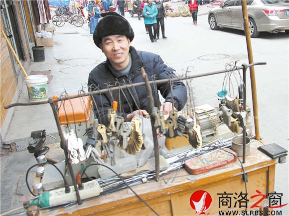 张振明守在小摊前