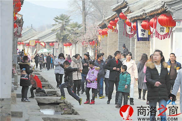 春节期间,来自省内外的游客到我市看美景、品美食。(方 立 摄)
