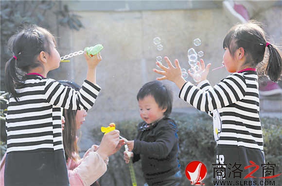 小孩可爱动态图片_皮皮网 与春天合影——方立摄于丹凤棣花镇 过年是孩子们最快乐的时光 (方立摄于莲湖公园) 春节期间,来自省内外的游客到我市看美景、品美食。(方 立 摄) 清风街头的温暖——方立2月10日摄于丹凤 2015年,我们的生活有了许多变化,城市建设得越来越美,美丽乡村越来越多,群众安居乐业,幸福指数不断提升……新春伊始,太多太多爱的故事在普通老百姓中发生,在暖意融融的气氛中,商山洛水也被爱意浸润。本报特别策划,记者深入基层,来到老百姓