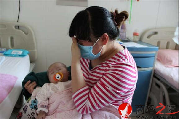 王娜回忆起孩子生病住院前后的点点滴滴,不禁失声掩面痛哭.