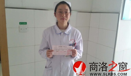 图为山阳县人民医院护士王丹拾到的10万元存折