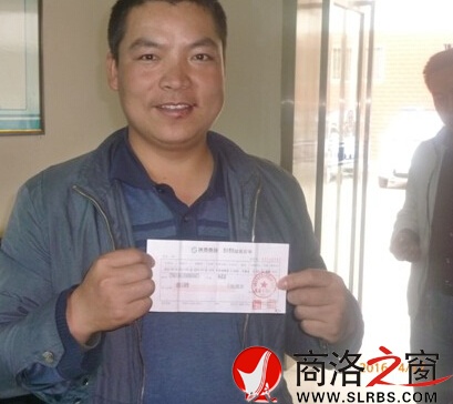 图为存款人家属认领丢失的存折