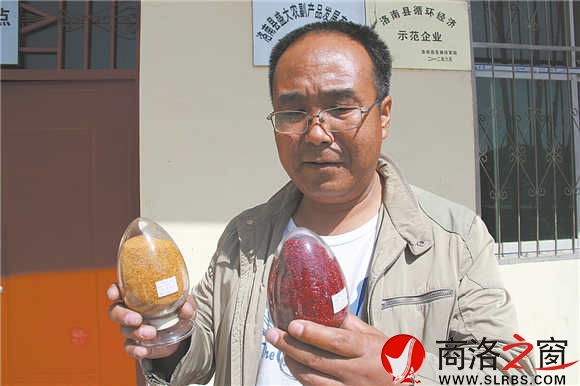 董兆斌介绍公司加工生产的核桃壳样品