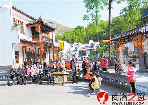 前店子村村民自发组织的“小江南”艺术团,利用闲暇时间表演漫川大调,自娱自乐。