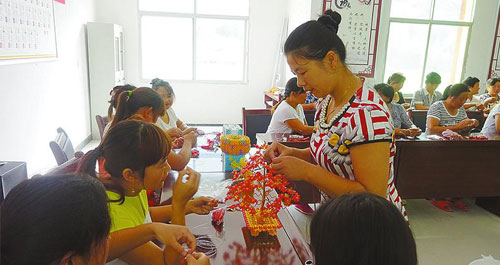 后湾村43名留守妇女参加串珠工艺培训