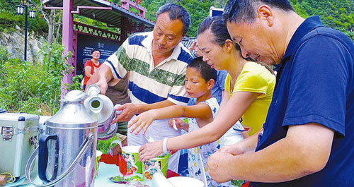 金丝峡景区千余名滞留游客安全返程