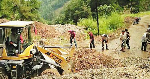 龙驹寨街道办迅速组织群众开展灾后重建