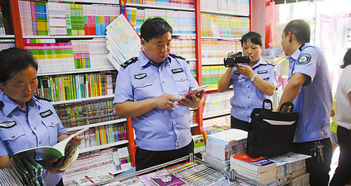 镇安县文化执法人员净化校园周边文化环境