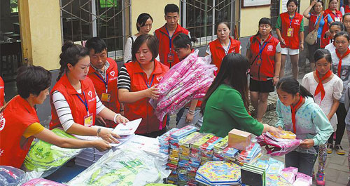 爱心社向138名学生捐赠文具