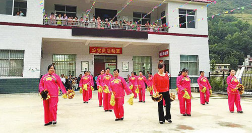 板岩镇北沟寺社区举办中秋晚会