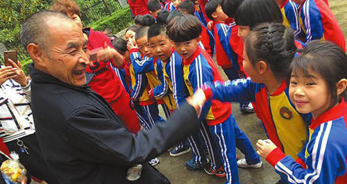 镇安县幼儿敬老院献爱心