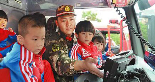 走进军营走进军营体验消防体验消防