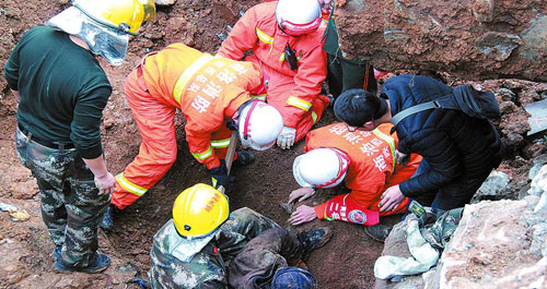 农民工被埋 消防官兵火速营救