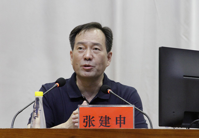 张建申副秘书长为与会人员授课.jpg