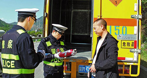 镇安加大危化品运输车辆管控力度