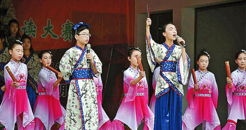 “中国梦·爱国情·成才志”中华经典诵读大赛首场社川河专场在凤镇中学“凤凰戏楼”举行