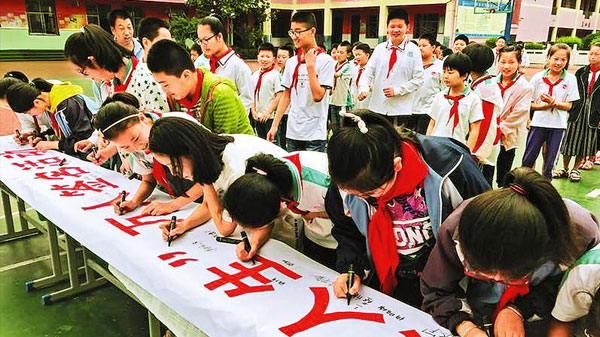 洛南开展法制禁毒宣传教育进校园活动