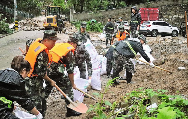 暴雨来袭武警官兵紧急驰援