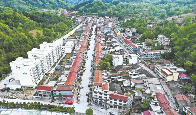 村美民富产业兴 民族小镇幸福浓