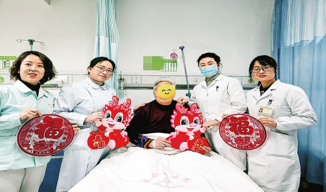在病房过年也温馨