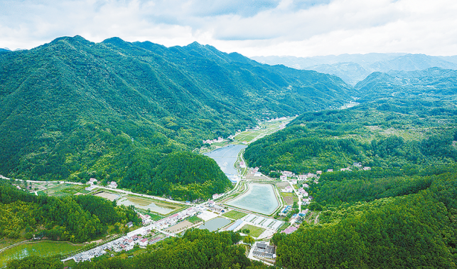 天更蓝 水更清 村更美