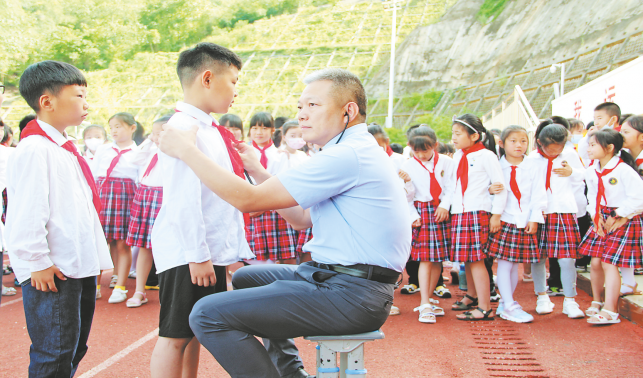 南京医疗专家团队为柞水县1.4万名小学生免费筛查先心病