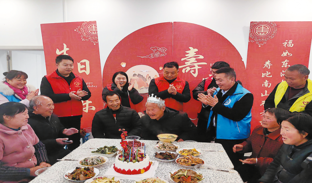 爱心生日宴 情暖老人心