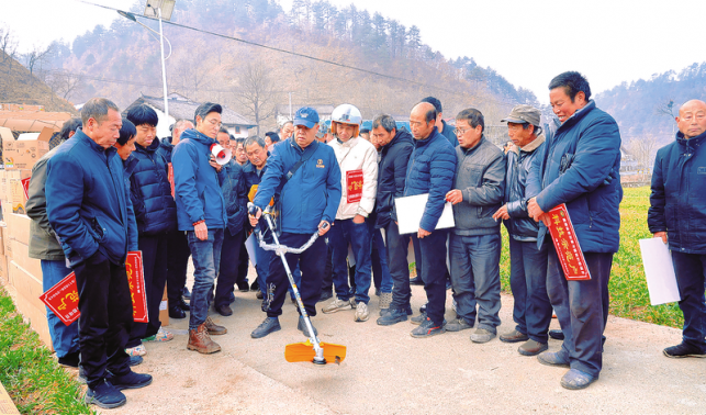 技术培训到田间 免费发放割灌机