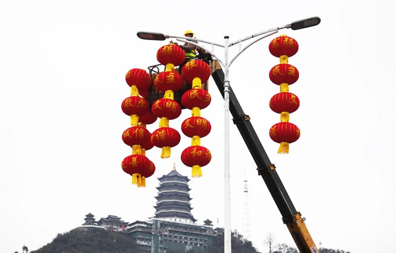 2月9日，工人在汤巴关路挂大红灯笼。