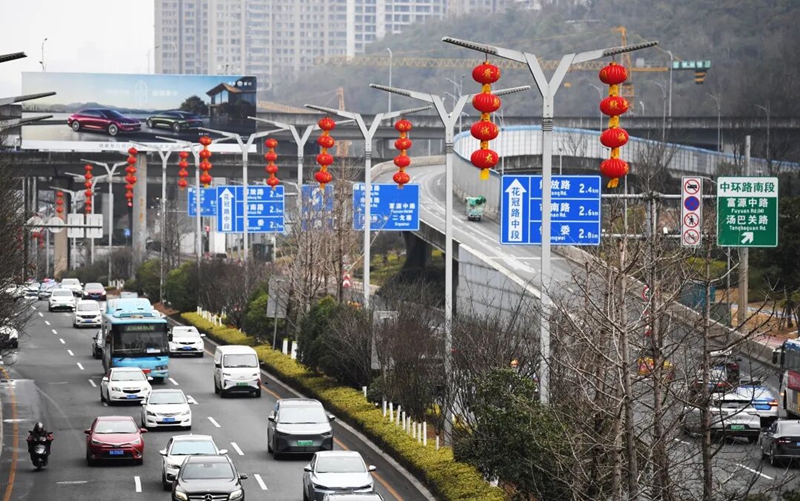 2月9日，花冠路灯杆上悬挂的大红灯笼格外醒目。