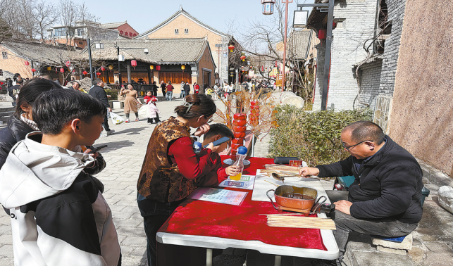 非遗糖画“甜蜜”出摊，棣花景区年味正浓